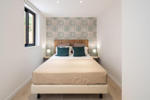 フンシャルにあるBAYLEAF Apartments - Casa D'Avóのベッドルーム1室(緑の枕が付くベッド1台付)