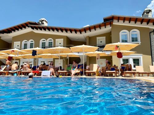 Bazén v ubytování PalmaNova Resort nebo v jeho okolí