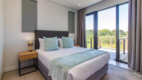バリートにある3 Bedroom Villa With Private Pool - OCE331の大きなベッドとバルコニーのある寝室