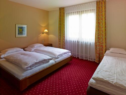 a bedroom with two beds and a window at Chalet Rüfikopf in Lech am Arlberg