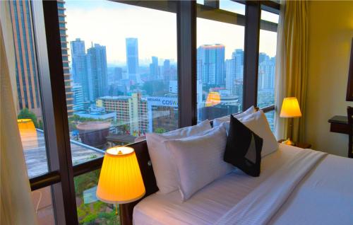 1 dormitorio con 1 cama y vistas a la ciudad en The Suites at Times Square KL, en Kuala Lumpur