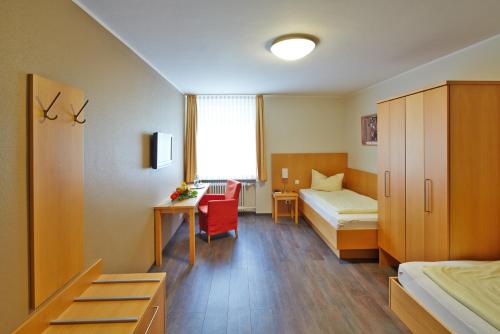 een hotelkamer met een bed en een bureau bij Hotel FIT in Much