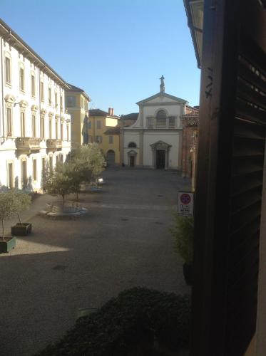 an empty street with a building in the background at Antica Trattoria dell'Uva in Monza