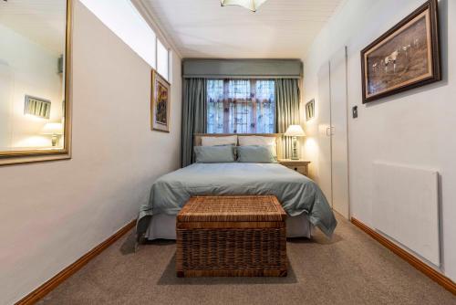 niewielka sypialnia z łóżkiem i oknem w obiekcie Garden apartment Bay View w Kapsztadzie