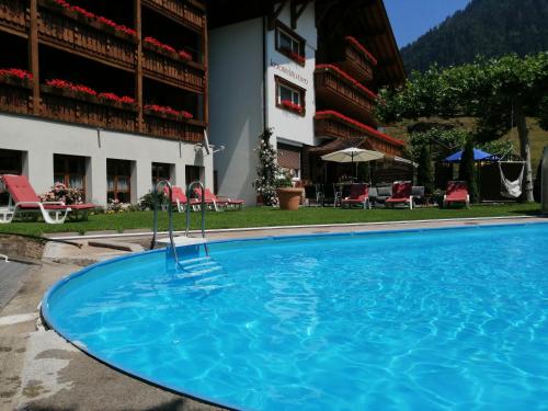 a large swimming pool in front of a building at Hotel Restaurant Knobelboden in Oberterzen