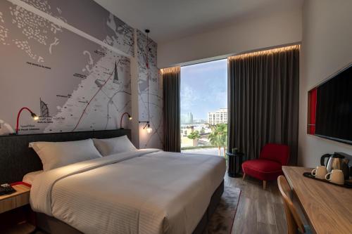 เตียงในห้องที่ IntercityHotel Dubai Jaddaf Waterfront