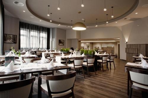 a dining room with tables and chairs at Konsum Berghotel Oberhof in Oberhof