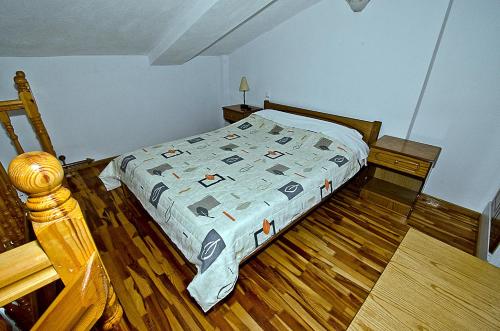 a bedroom with a bed and a wooden floor at Mira Mare in Neo Klima
