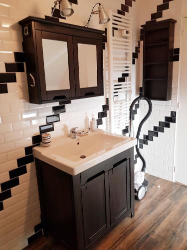 une salle de bain avec un lavabo et une douche dans l'établissement Gite de Beg Menez Le 14 - Gite à la Forêt Fouesnant, à La Forêt-Fouesnant