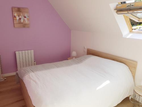 1 dormitorio con cama blanca y ventana en Gite de Beg Menez Le 14 - Gite à la Forêt Fouesnant, en La Forêt-Fouesnant