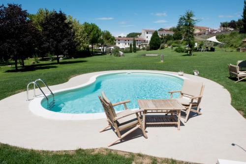Bazén v ubytování Resort La Mola nebo v jeho okolí