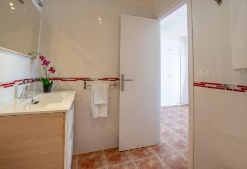 y baño con lavabo y ducha. en Villa Orquídea, en Callao Salvaje