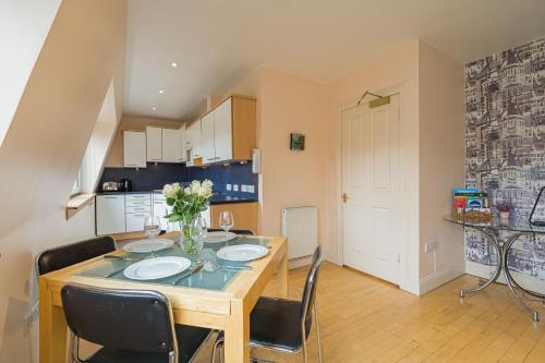 2 Bedroom Central Apartment with Stunning Castle View