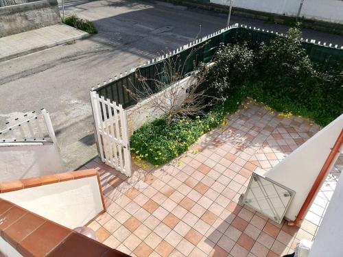 un jardín con una valla blanca y algunas plantas en Casa Sonica, en Maruggio