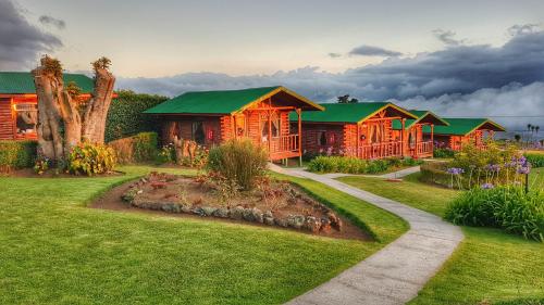 a row of log cabins in a resort at Grandpas Hotel & Restaurante in Cartago