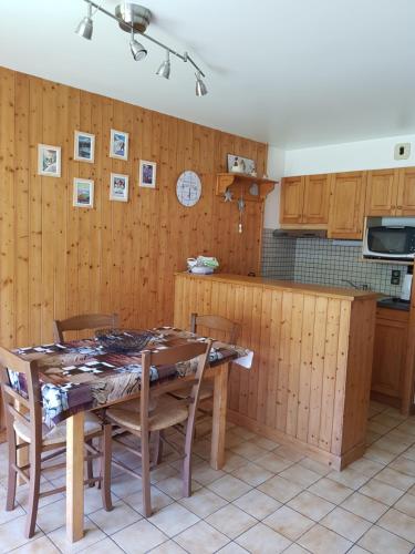 eine Küche mit einem Tisch und Stühlen im Zimmer in der Unterkunft Studio Le Marquis 2 in Morzine