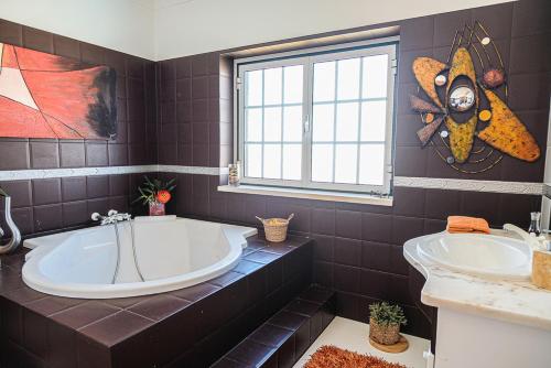a large bathroom with a tub and a sink at Villa Terra Da Eira in Mafra