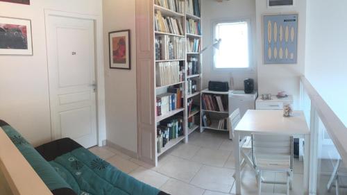 a living room with a book shelf filled with books at Villa Orion in Capbreton