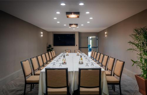 a conference room with a long table and chairs at Toll House Hotel Los Gatos in Los Gatos