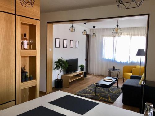 un soggiorno con divano giallo e un soggiorno con di Golden view of Plovdiv a Plovdiv