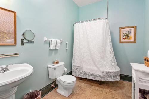 A bathroom at Spencer House Inn