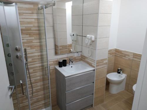 łazienka z umywalką i toaletą w obiekcie ORISTANO CAMERA BLU max 2 pers, BAGNO E USO CUCINA w mieście Oristano