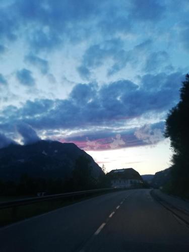 a view of a highway with a cloudy sky at Amtmannhaus Ferienunterkunft in Irdning