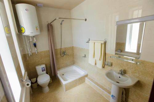 Phòng tắm tại Xurshidabonu Guest House