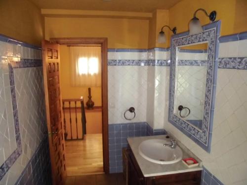 カソルラにあるCasa Fuente De La Argamasaのバスルーム(洗面台、鏡付)