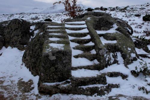 a stone pathway in the snow with snow on it at Casa Rural Fuente Tía Canora in Solosancho