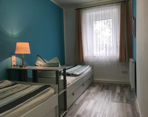 um pequeno quarto com 2 camas e uma janela em Ferienwohnung Horn em Pirna