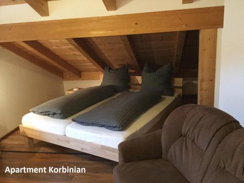 1 dormitorio con 1 cama y 1 sofá en una habitación en Ferienwohnung Barbara en Oberammergau