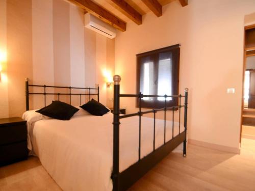 ein Schlafzimmer mit einem Bett mit weißer Bettwäsche und einem Fenster in der Unterkunft Can Pep in Cielo de Bonaire 