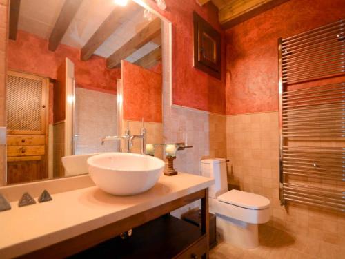 ein Badezimmer mit Waschbecken und Toilette in der Unterkunft Can Pep in Cielo de Bonaire 