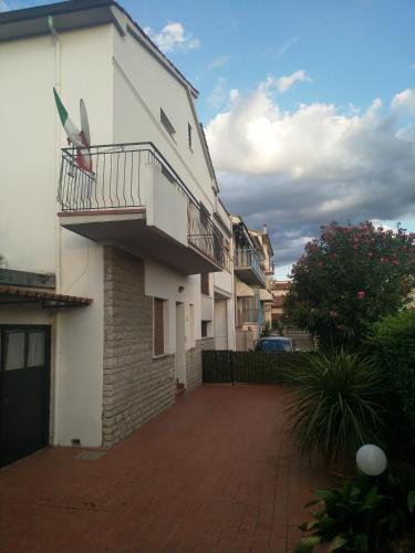 a white building with a balcony and a driveway at A due passi in Arezzo