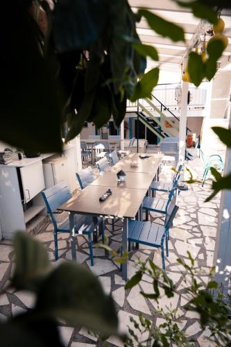 Un restaurante u otro lugar para comer en Anthos Apartments