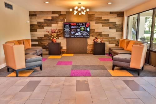 a waiting room with chairs and a chalkboard at Baymont by Wyndham Murfreesboro in Murfreesboro