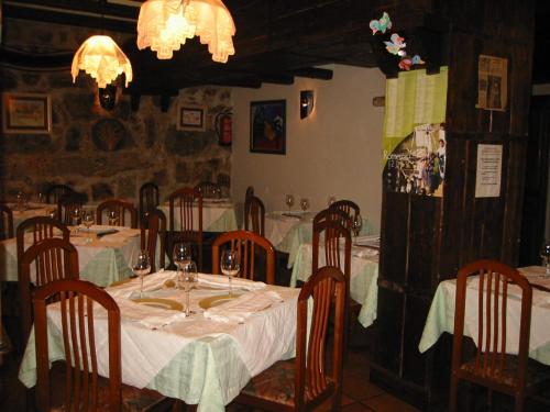 a dining room with a table and chairs in a room at Hotel Rural La Enoteca del Marques in Fermoselle