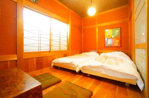 sypialnia z 2 łóżkami i oknem w obiekcie Private House IT / Vacation STAY 47911 w mieście Takayama