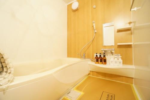 y baño con bañera y lavamanos. en Private House IT / Vacation STAY 47911 en Takayama