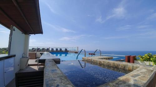Bazén v ubytování Pacific King Hotel nebo v jeho okolí