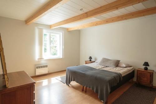 ein Schlafzimmer mit einem Bett und einem großen Fenster in der Unterkunft 3 bedroom unique apartment in Old Town in Tallinn