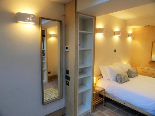 Postelja oz. postelje v sobi nastanitve The Little Luckwell Apartment by Cliftonvalley Apartments