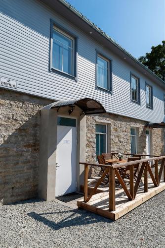 a building with a picnic table in front of it at Mia Guesthouse in Haljala