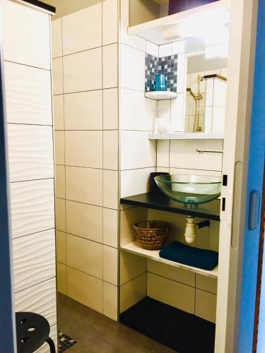 une salle de bain avec un lavabo et un miroir dans l'établissement Maisonnette vue sur la montagne, à Vagney