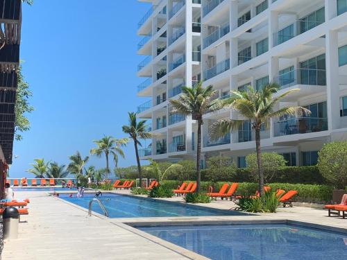 a swimming pool in front of a large apartment building at Cartagena Morros 3 Playa in Cartagena de Indias