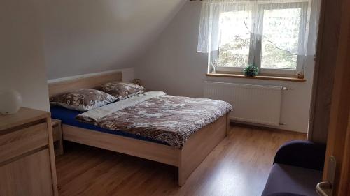 Säng eller sängar i ett rum på Dom Majówka