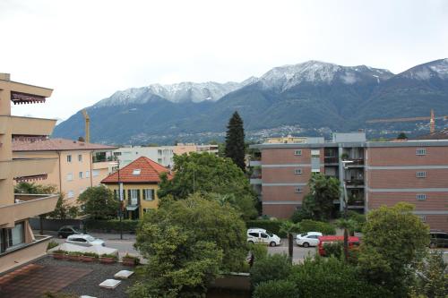 Una vista de una ciudad con montañas al fondo. en Studio Fumzi, en Ascona