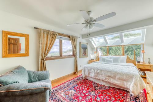 ein Schlafzimmer mit einem Bett, einem Sofa und einem Fenster in der Unterkunft Sunrise: West Glade-J2 in Killington