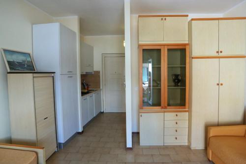 ジャルディーニ・ナクソスにあるOpen Space Vista Baiaの白いキャビネット付きのキッチン、リビングルーム